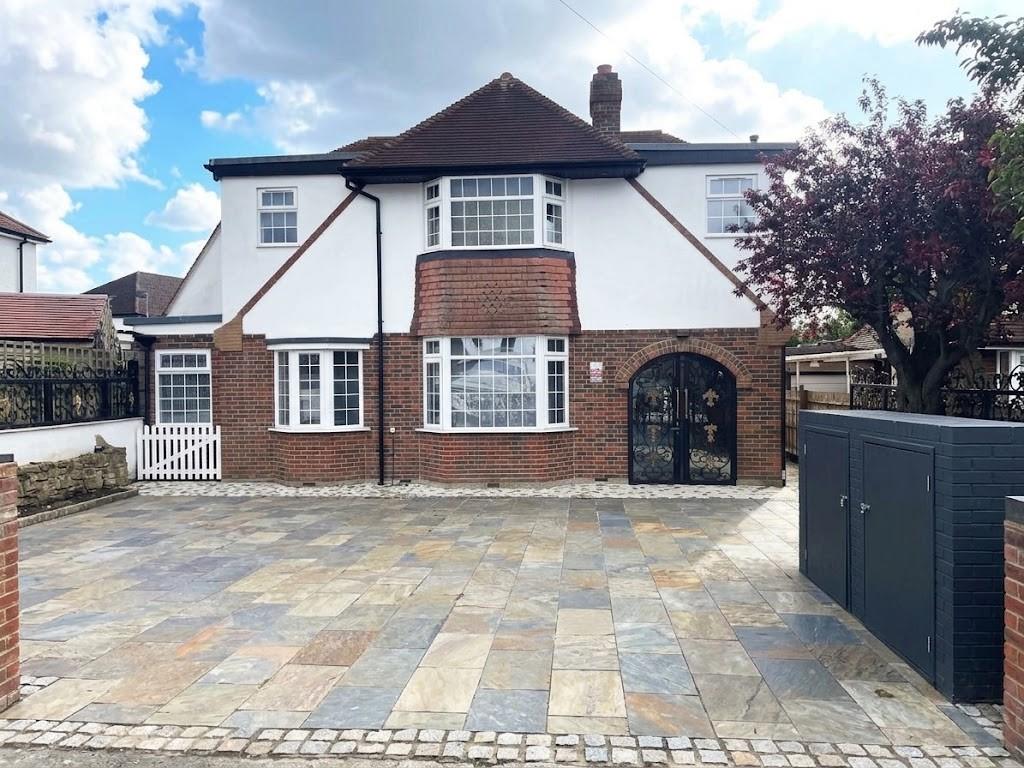 5 bed property in Croft Close, Mill Hill